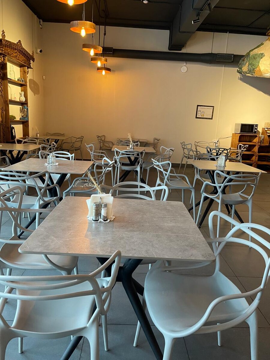 Стол квадратный из керамогранита на пластиковом подстолье