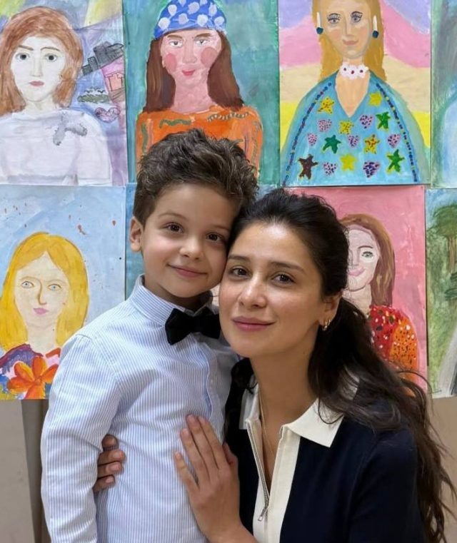    Равшана Куркова с сыном. Фото: социальные сети