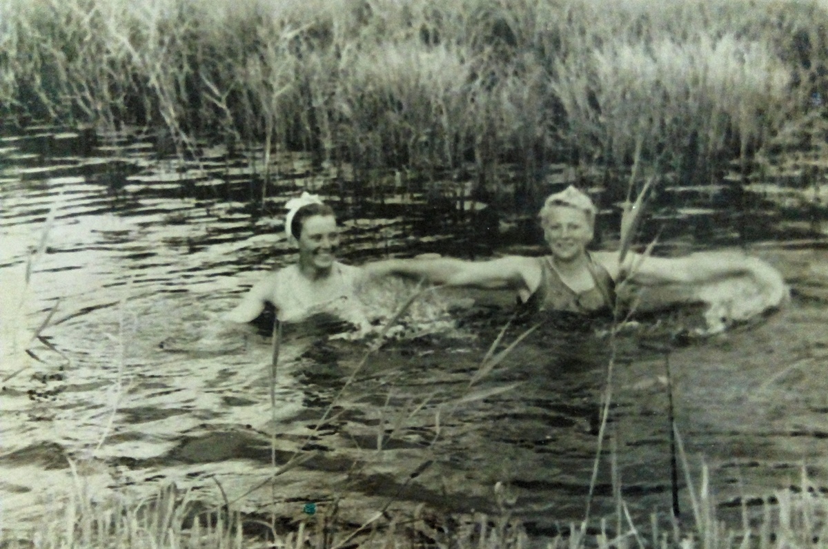 Моя мать (она слева) с подругой в минуты отдыха от сенокоса принимают водные процедуры в Соснице. Фото 1953 года из личного архива автора.