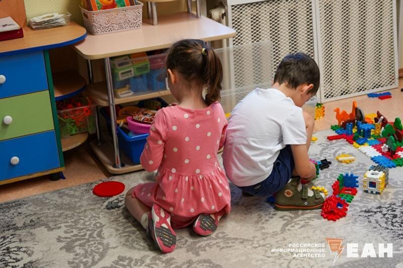    Дети играют