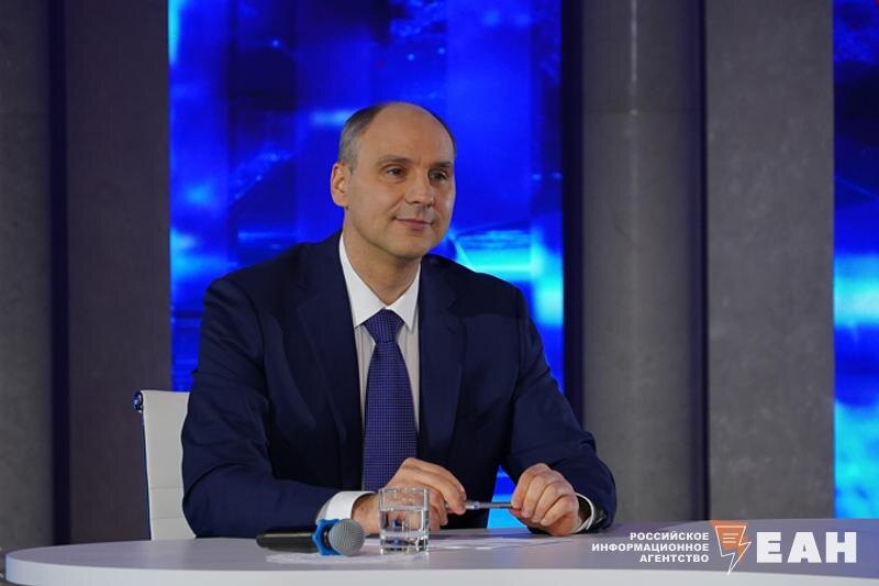    ЕАН / Губернатор Свердловской области Денис Паслер во время прямой линии
