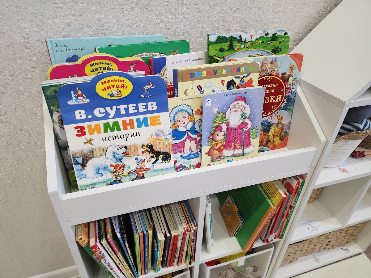 Организация хранения книг в детской комнате. Все книги в открытом доступе