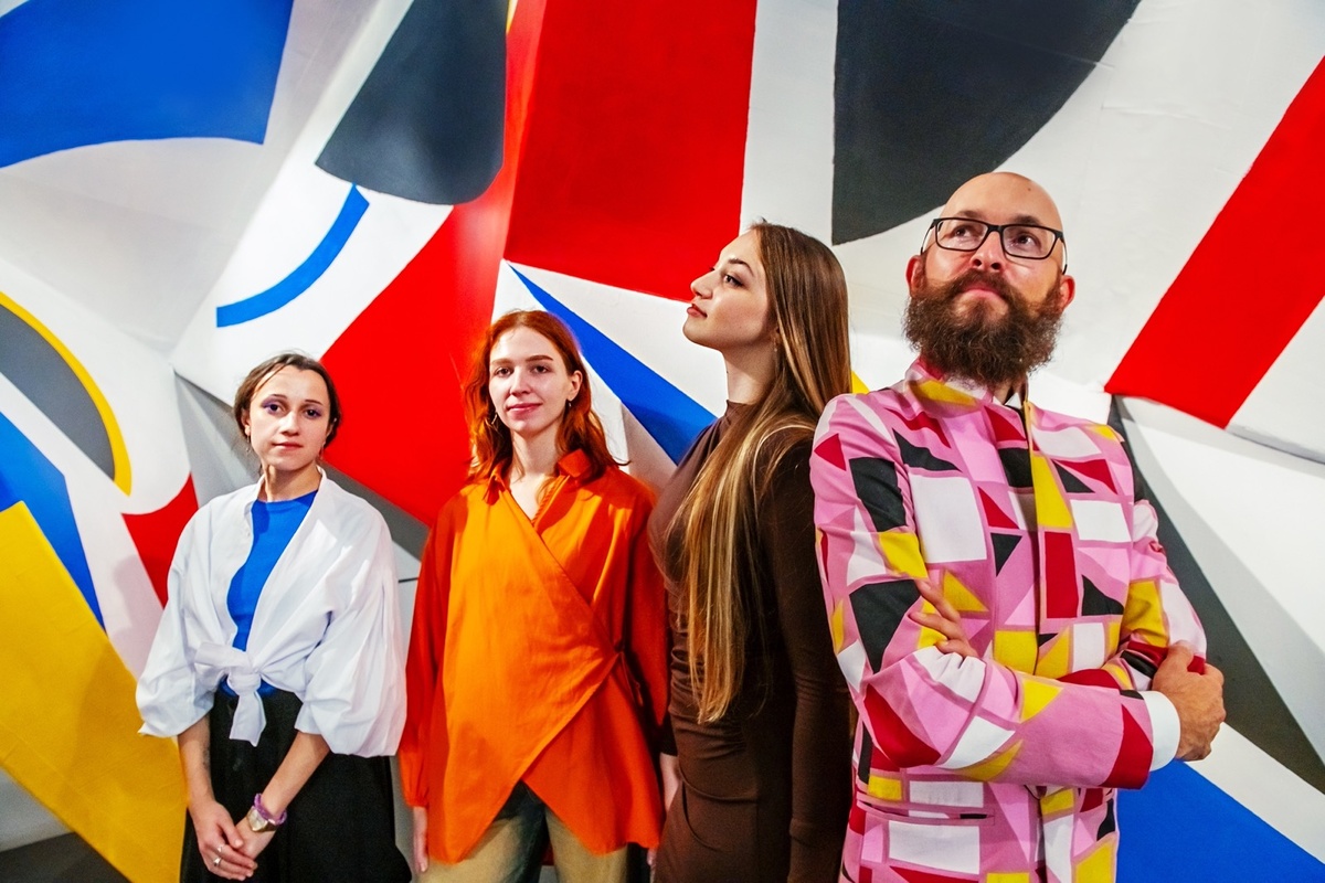 Роман Ермаков совместно с молодыми авторами ГИТИСа - Марией Васильевой, Марией Павловой и Еленой Соловьёвой.