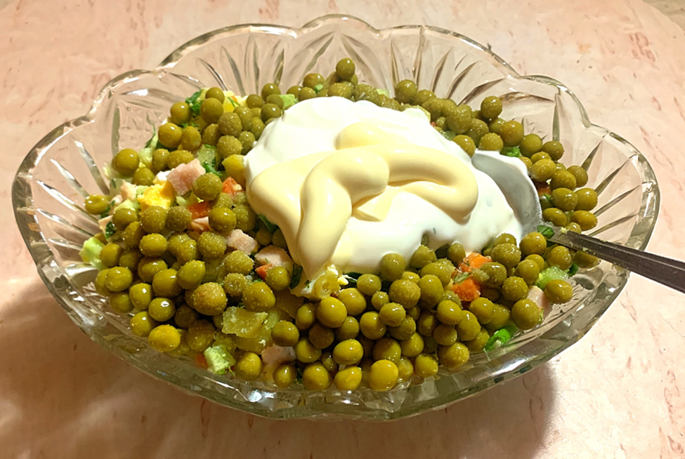 Фото 2. Салат Оливье с копченой грудинкой