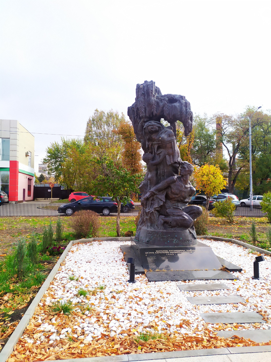 Памятник жертвам ОУН УПА.