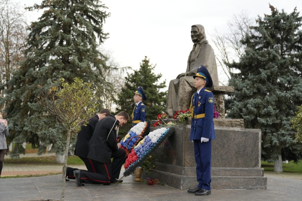    С поклоном матери. Лариса Криволуцкая