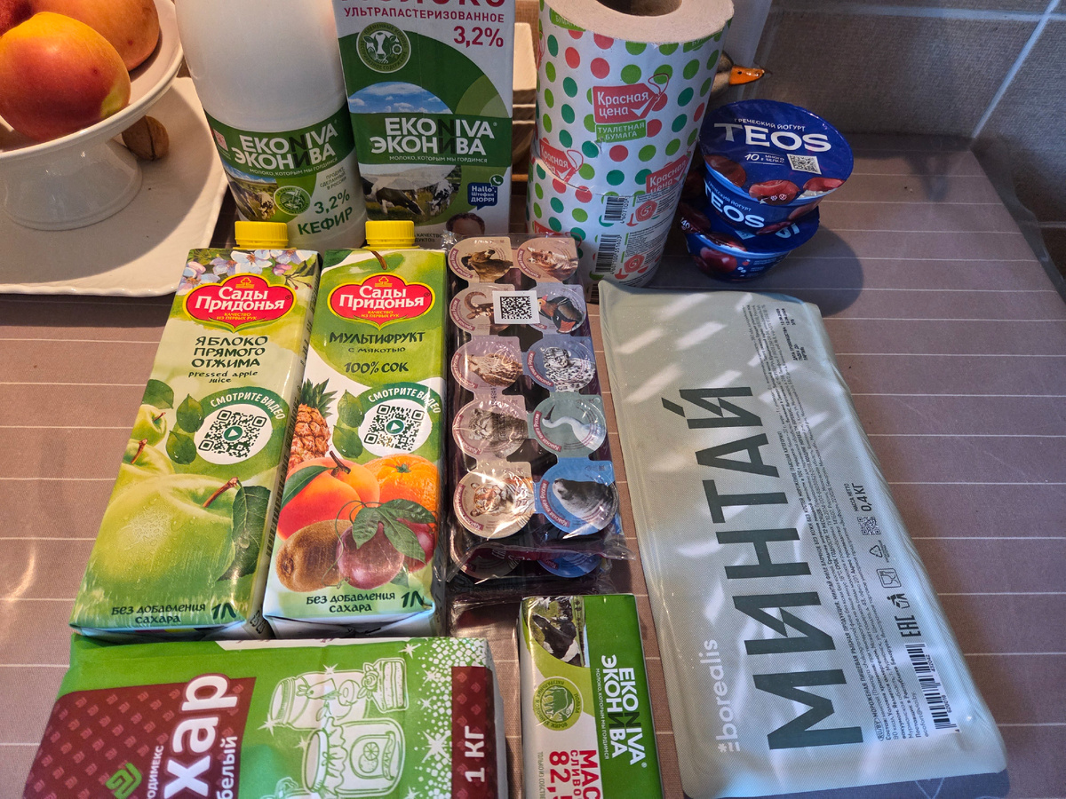 "Пятёрочка". Кефир у папы закончился, пачку молока в закрома, удобно, когда такое молоко есть; сливки, понимаю, что дорого, но удобно,т.к. большой пакет открываешь и сразу не выпьешь, а здесь столько сколько нужно и Иннокентию даём одну штучку и в кофе добавляю; Минтай по акции, что был извела; сахар по 56, масло по 199, йогурт с вишнёвый и туалетная бумага для уборки в лотке нашего кота.