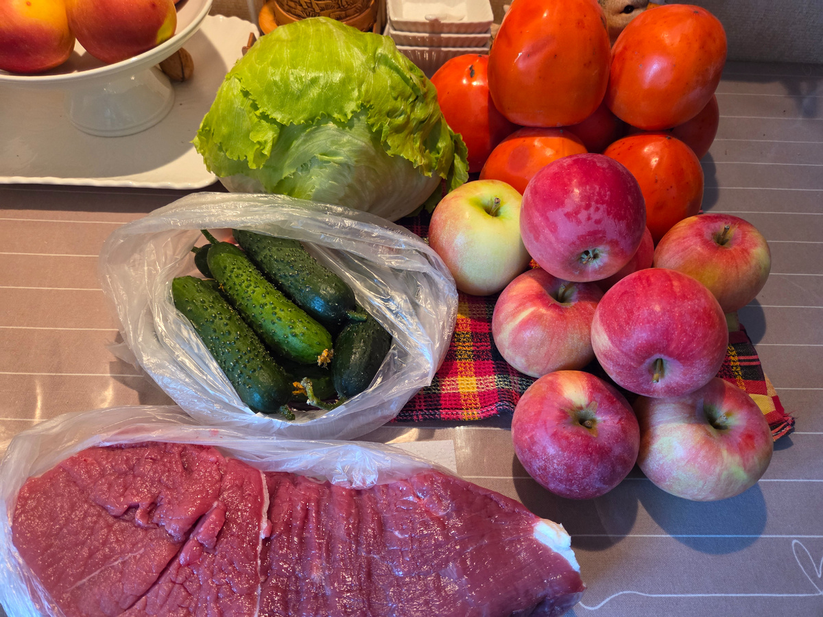 Покупки в местных магазинах. Салат айсберг, огурцы к завтраку и салатам, хурма (очень вкусная), яблоки и говядина; 3кг печени, порезанную на определённго размера куски, отправили в морозилку. Ещё скумбрию и минтай свежемороженные.