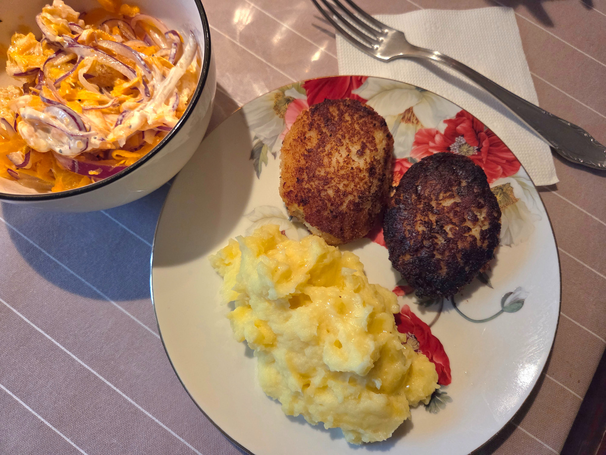 Первые и вторые отличаются по цвету, первые темнее, сильнее поджарила, чтобы со сковороды снять. Всё равно котлетам быть! Решила, что красивые тарелки спасут положение и правда спасли, было вкусно.