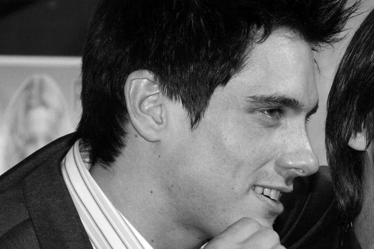     Внензапно мер в 52 года партнер Анджелины Джоли по фильму «Хакеры» Итан Браун