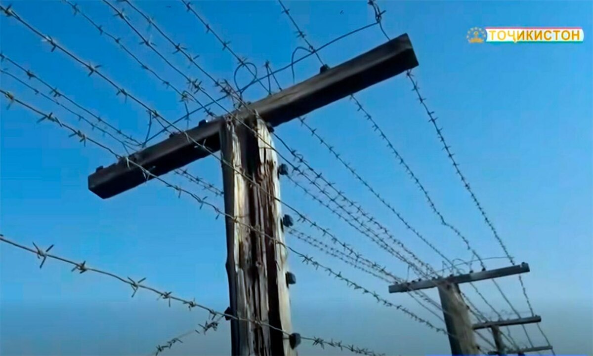 Ограждение из колючей проволоки на таджикско-афганской границе. Кадр из видео пресс-службы ГКНБ Таджикистана