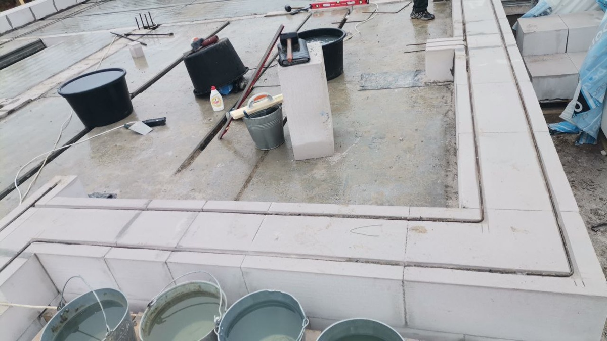 Армирование первого ряда кладки: штробы по периметру под два стержня Ø8 мм перед укладкой арматуры. Подготовка основания перед началом работ по возведению стен. Фото с объектов «Интел Групп».