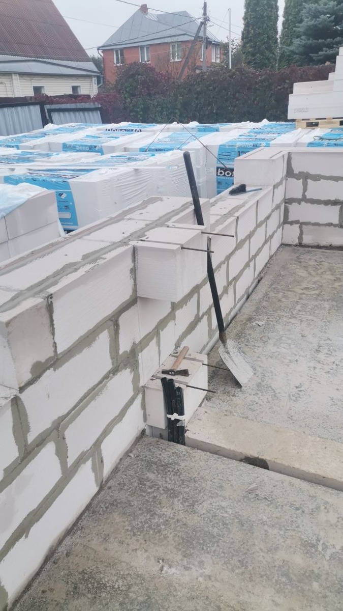 Армирование четвертого ряда кладки. Фото с объекта Интел Групп.