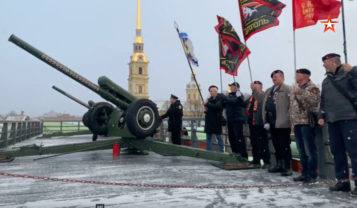     В Петербурге полуденный выстрел посвятили Дню морской пехоты Источник: vzvezda.ru Автор фото: ТРК ВС РФ «ЗВЕЗДА»