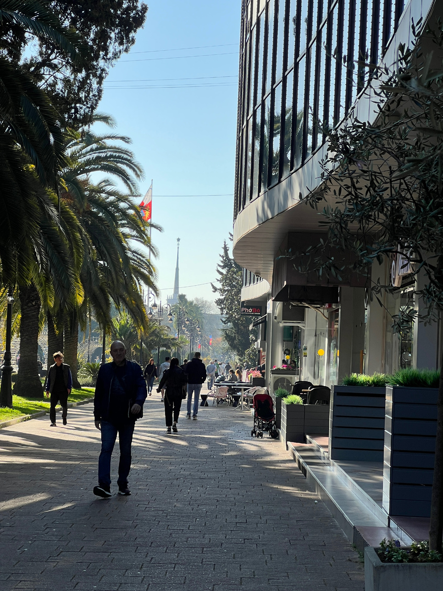 Фото от дома, где расположен отель. Видно шпиль морского вокзала. Фото автора 