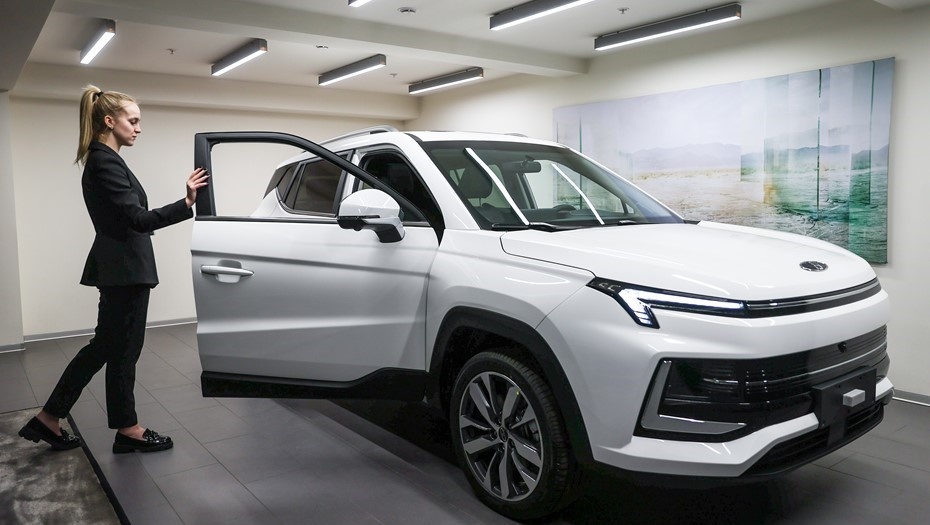    Электрический автомобиль "Москвич 3е" в автосалоне "Рольф Химки". Автор фото: Сергей Савостьянов/ТАСС