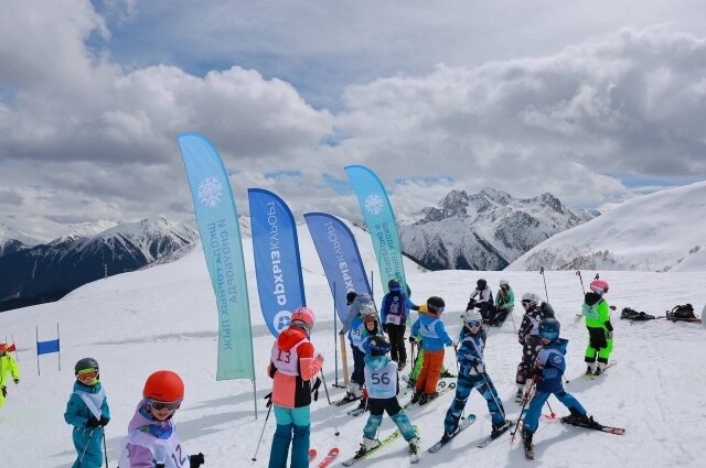    На всех горнолыжных курортах Северного Кавказа работают школы для тех, кто не умеет кататься на лыжах и сноубордах. Фото: Telegram-канал главы КЧР Рашида Темрезова