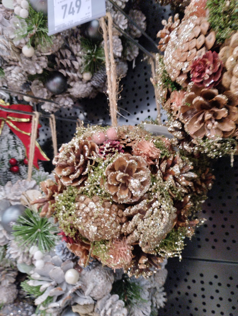 Украшение из шишек на окна и двери