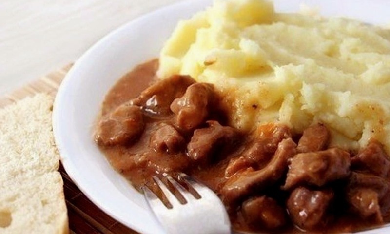 Гуляш с подливкой и пюрешкой