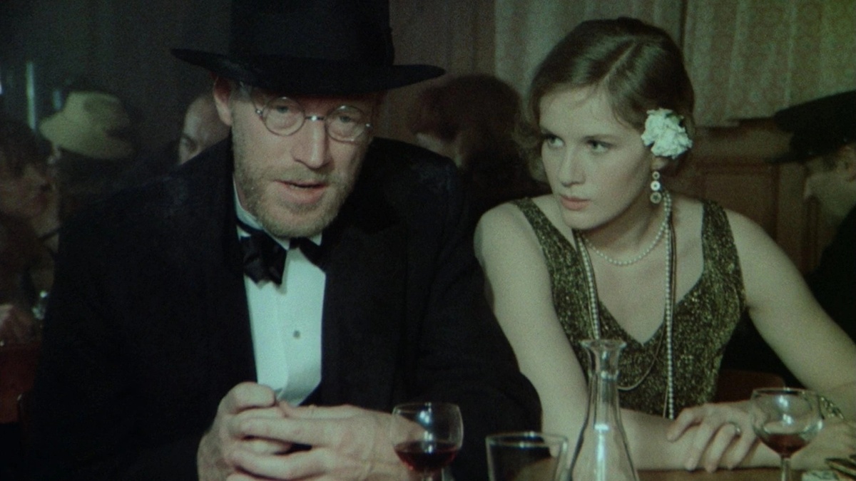 Макс фон Сюдов в роли Гарри Галлера и Доминик Санда в роли Гермины. Кадр из фильма «Степной волк». 1974. Режиссер — Фред Хайнс (англ. Fred Haines, 1936–2008)