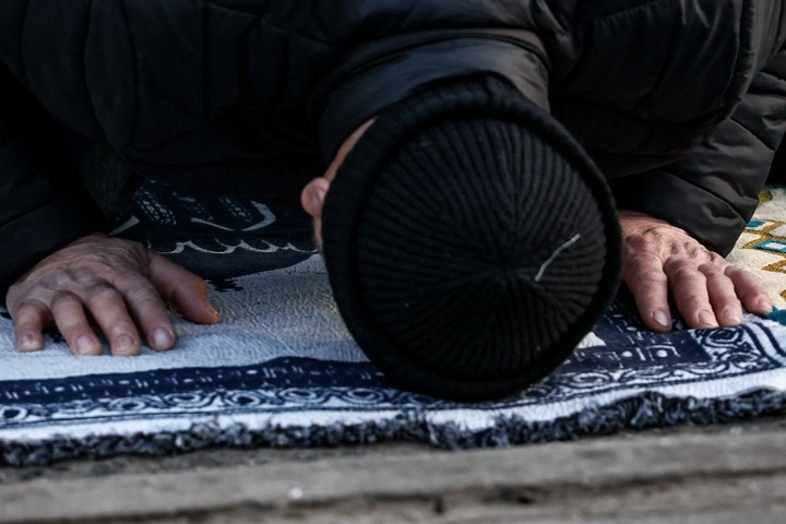 Свободные радикалы: как публичный намаз превращают в средство политического давления