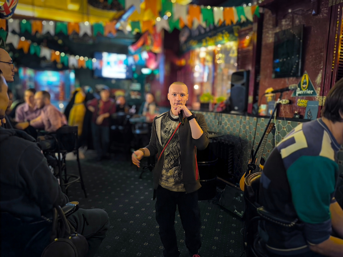 Организатор поэтического слэма Олег Бакулин (© Анна, «Маяк энерджайзера»)