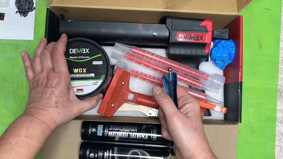 Пистолет, картриджи и полный набор инструментов