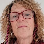 Джанин Эллиот увлеклась Hi-Fi в возрасте 10 лет, начав с катушечного магнитофона Ferguson и мини-системы Philips. Став музыкантом, играла на фортепиано, скрипке, альте, гобое (и ещё более чем 20 инструментах). Продолжала изучать музыку в университете, получив степень магистра по специальности «электроакустическая музыка». Много лет работала студийным менеджером на BBC, в том числе – на Radio3 и 6Music. Пишет о Hi-Fi уже более 20 лет, интересуется лампами и катушечными магнитофонами, которых имеет без малого два десятка. Консультирует компании по таким вопросам, как сетевые кондиционеры и прокладка кабелей.
