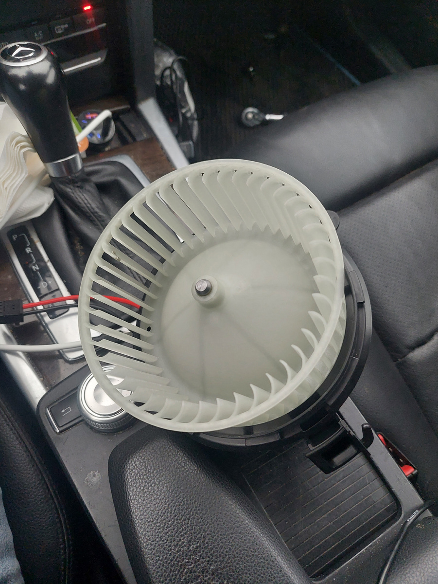 Моторчик вентилятора печки Мерседес Е200 2011 года