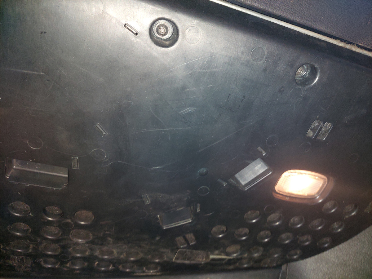 Панель под бардачком Мерседес Е200