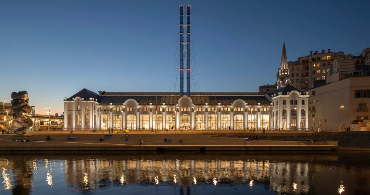 ГЭС-2 — это популярное культурное пространство и выставочный центр в Москве, расположенный в здании бывшей городской электростанции на Болотной набережной