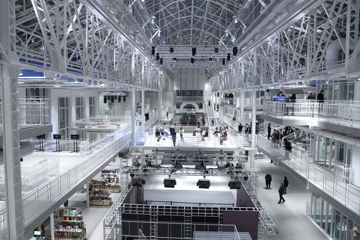 Интерьер Дома культуры ГЭС-2, спроектированный бюро знаменитого итальянского архитектора Ренцо Пьяно, представляет собой уникальное сочетание промышленного наследия и современного многофункционального пространства. 