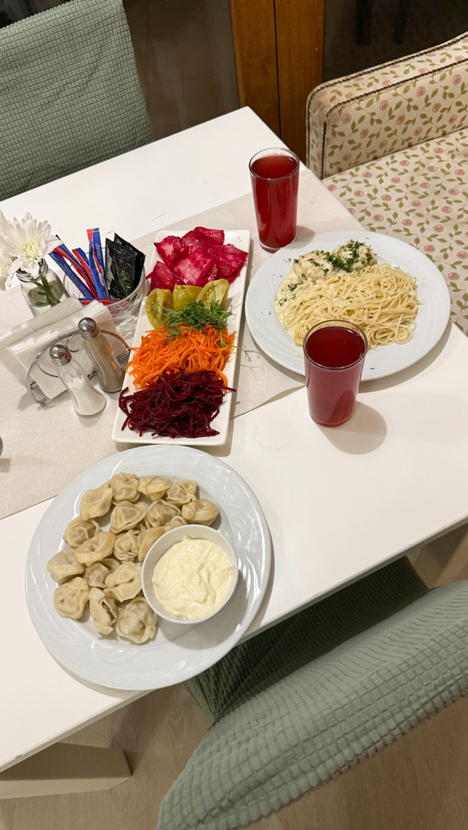 Нам оставили: тарелку соленьев, макароны и вареники. И морс