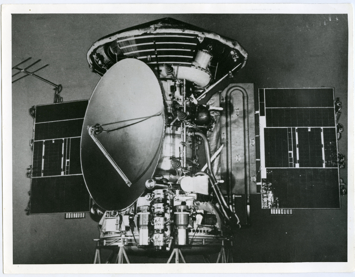 «Марс-2» на подготовке к полёту. 1971 г. Из коллекции Московского Музея космонавтики.