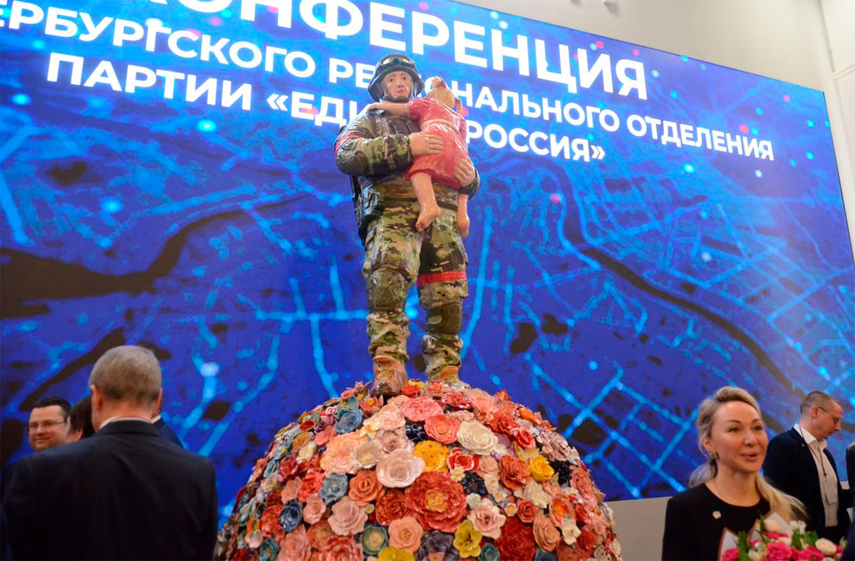 К изготовлению керамических цветов в течение года были привлечены жители Петербурга.  Фото: Фото: ФедералПресс / Татьяна Буторина