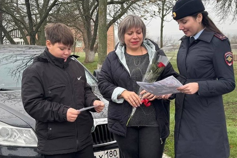    Полицейские в ДНР поздравили женщин-водителей с наступающим Днем матери. Фото: МВД по ДНР