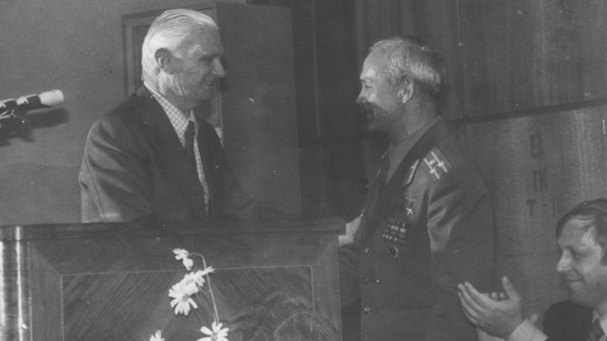 Академик В.П. Глушко поздравляет космонавта В.А. Джанибекова.