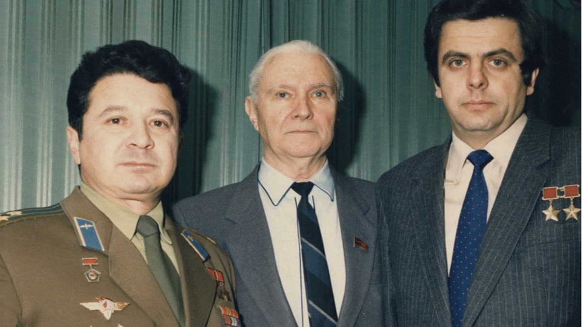 Валентин Петрович Глушко с космонавтами Владимиром Соловьевым и Леонидом Кизимом.  После того, как на корабле «Союз T-15» они успешно переместились со станции «Мир» на станцию «Салют-7», совершив уникальный перелёт между орбитальными станциями.