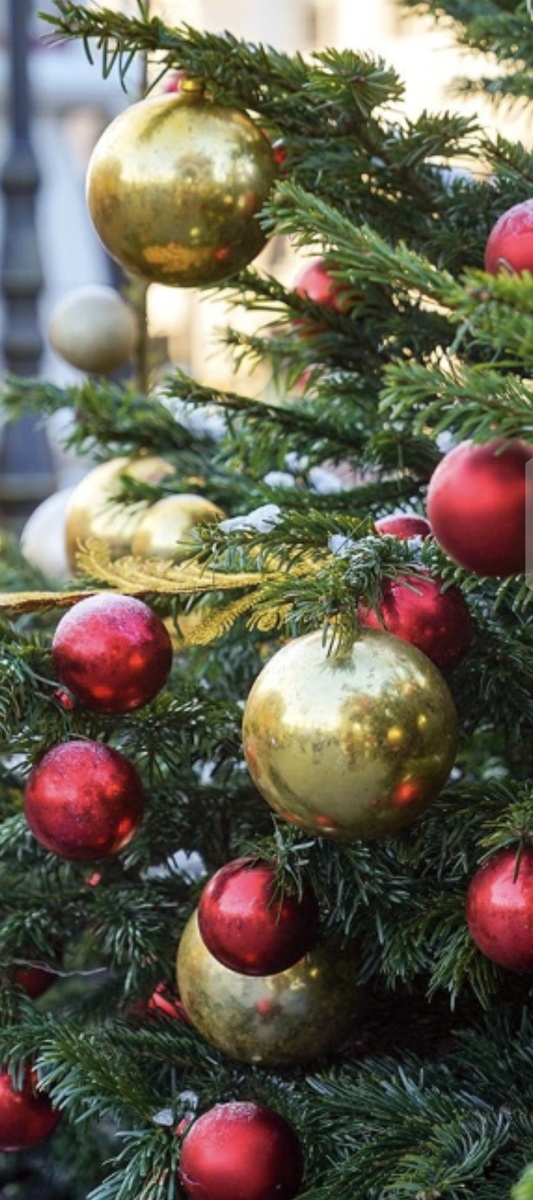 Ёлка, шары. Как красиво и празднично!  Настоящая зимняя сказка! Новогоднего настроения прибавят интересные истории. Фото из открытых источников.