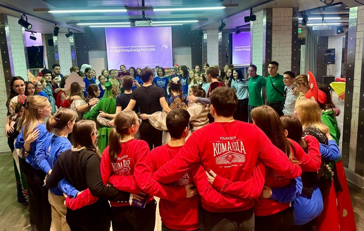    Молодые люди ищут составляющие культурного кода России