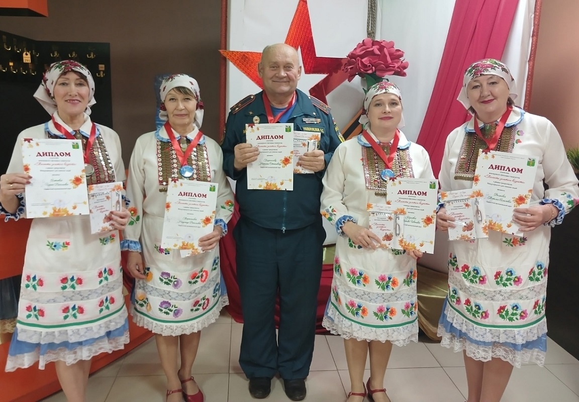    Народный марийский фольклорный ансамбль «Пеледекш» из Черномужского сельского Дома культуры и Николай Подоплелов