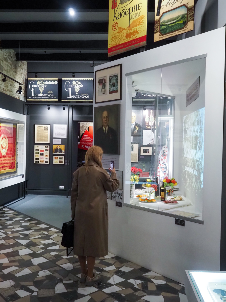 Экспозиция советской эпохи «Абрау-Дюрсо» в интерактивном музее легендарного предприятия 