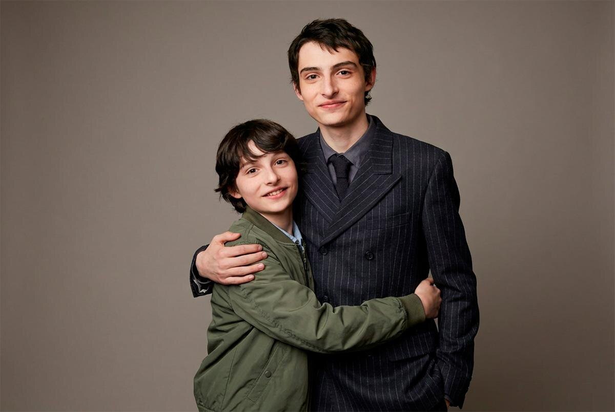 Michael Loccisano / Kate Green / Getty Images📷Финну Вулфхарду было 13 лет, когда он получил роль Майка. Сейчас ему 22. После успеха первых сезонов он активно продолжил карьеру в кино: сыграл в «Оно» и «Оно 2», в двух частях «Охотников за привидениями», снял короткометражку, а в 2023 году выступил сценаристом, режиссером, продюсером и исполнителем главной роли в слэшере «Адское лето». Параллельно он занимался музыкой, выпустил несколько синглов с группами Calpurnia и Aubreys и представил дебютный сольный альбом Happy Birthday в 2025 году