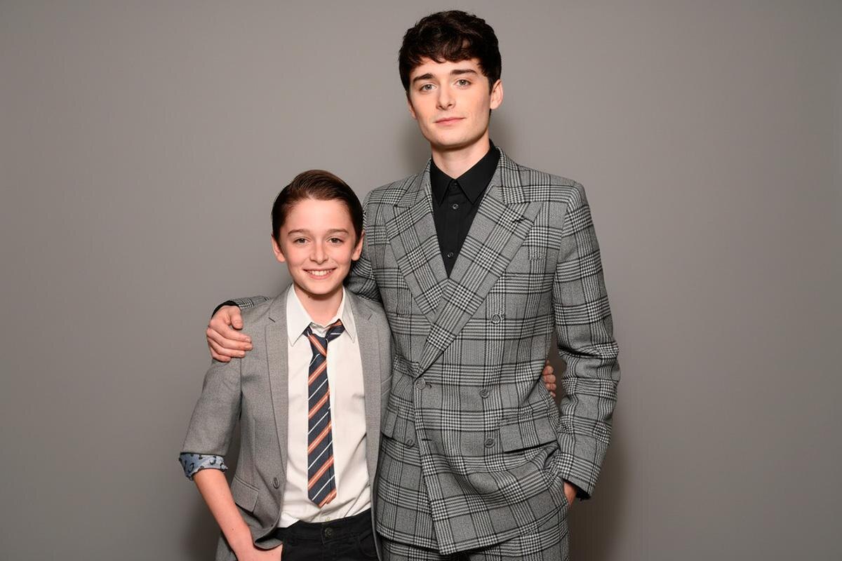 Alberto E. Rodriguez / Andreas Rentz / Getty Images📷На момент выхода первого сезона «Очень странных дел» Ноа Шнаппу было 11 лет, а сейчас ему 21. К моменту старта «Очень странных дел» он уже успел сняться у Спилберга в «Шпионском мосте» и озвучить Чарли Брауна, а потом продолжил карьеру в кино, совмещая съемки с учебой в Уортонской школе бизнеса при Пенсильванском университете