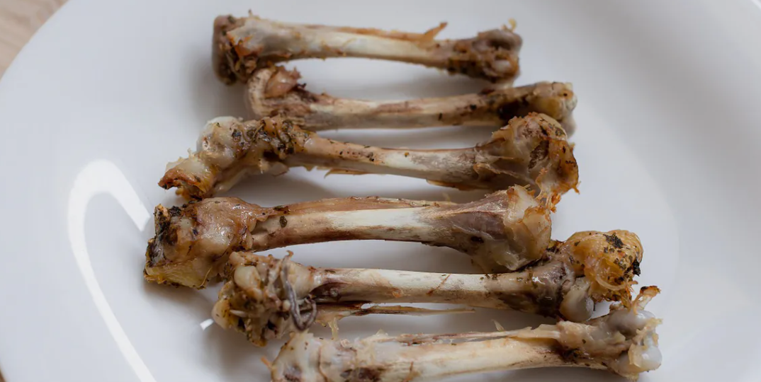 Куриные кости от ужина не выбрасываю и после гостей собираю. Сосед, над которым смеялись, рассказал что делает из них