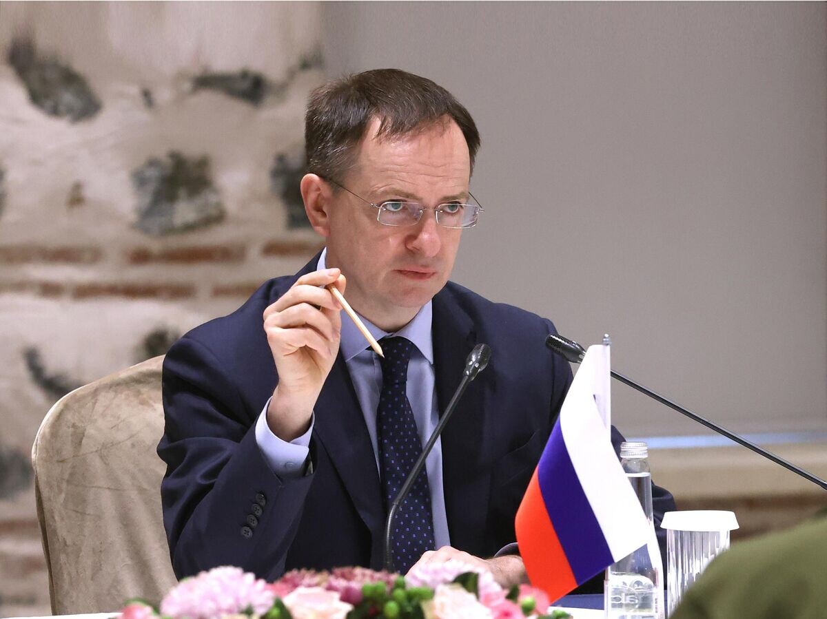    Помощник президента РФ Владимир Мединский во время российско-украинских переговоров во дворце Долмабахче в Стамбуле© РИА Новости / POOL