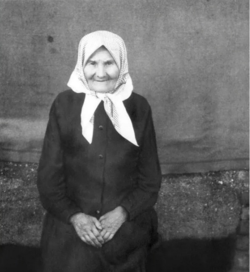 Фото из интернета, чем-то похожа на мою бабушку