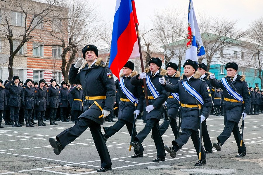 Военнослужащие 155-й отдельной гвардейской ордена Жукова бригады морской пехоты во время церемонии открытия Аллеи Героев на территории подразделения - Фото: Юрий Смитюк/ТАСС