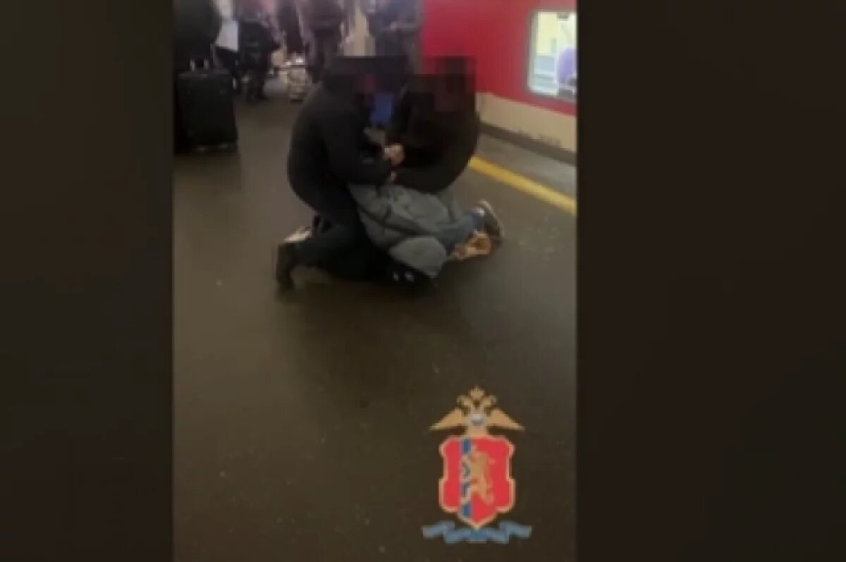    В Петербурге задержали курьера—пособника мошенников