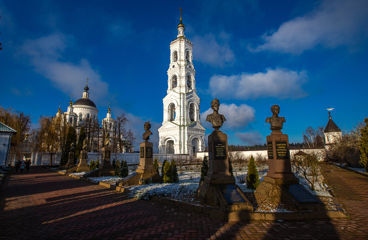 Николо-Берлюковский монастырь. Собор Христа Спасителя, колокольня и Аллея Российской Славы. Авдотьино, Богородский городской округ, Московская область. Фото автора статьи  